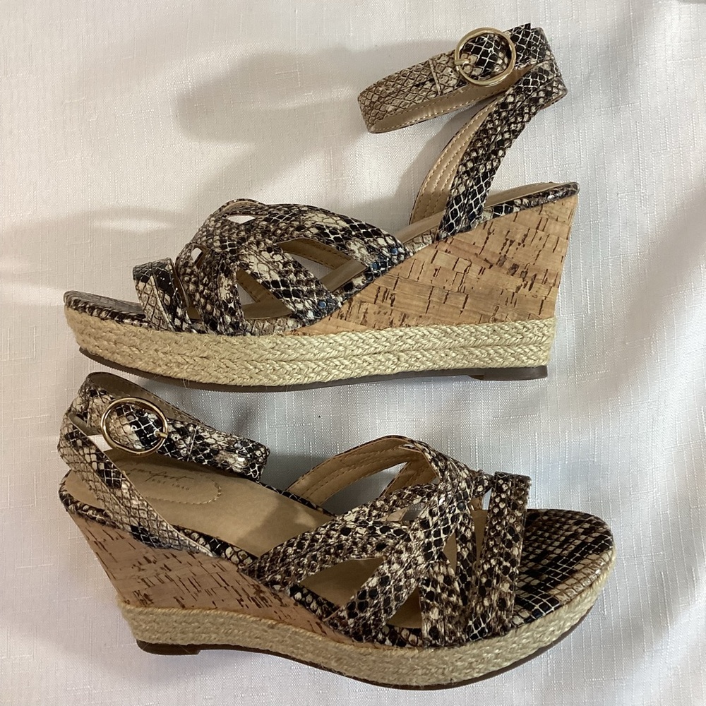 Comfort Snakeskin Ankle Strap Wedge Sandals Size 8 - Picture 7 of 13
